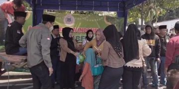 Aliansi Madura Indonesia Salurkan 2.000 Paket Sembako di Depan Gedung Grahadi