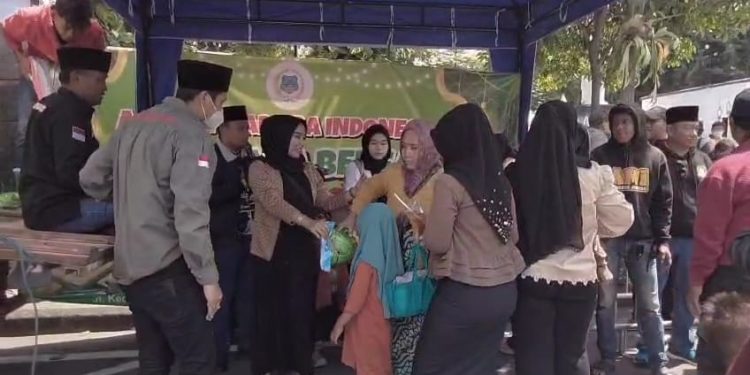 Aliansi Madura Indonesia Salurkan 2.000 Paket Sembako di Depan Gedung Grahadi