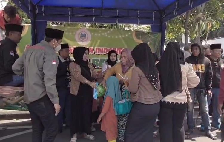 Aliansi Madura Indonesia Salurkan 2.000 Paket Sembako di Depan Gedung Grahadi