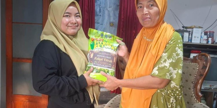 GMBQ Probolinggo Salurkan Zakat Fitrah Serentak, Sasar Puluhan Lansia Dhuafa dengan Skema Door-to-Door