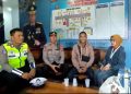 Sigap, Petugas Pos Pam Gending Polres Probolinggo Antar Pemudik yang Kesasar di Exit Tol