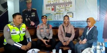 Sigap, Petugas Pos Pam Gending Polres Probolinggo Antar Pemudik yang Kesasar di Exit Tol