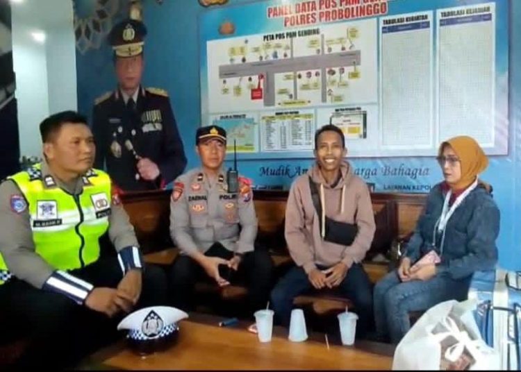 Sigap, Petugas Pos Pam Gending Polres Probolinggo Antar Pemudik yang Kesasar di Exit Tol