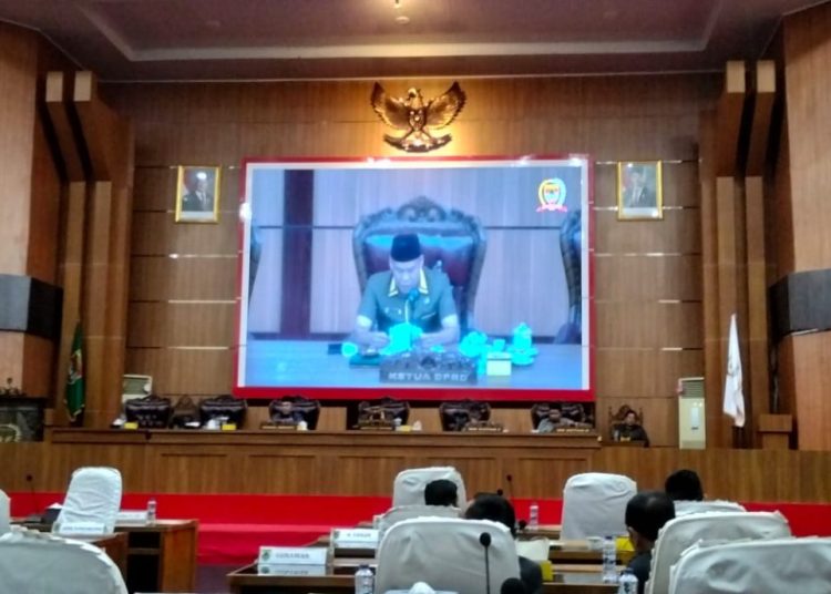 Ketua DPRD Kabupaten Mura, Firdaus Cik Olah memimpin Rapat Paripurna dalam rangka penyampaian Nota Pengantar LKPJ Bupati Mura Tahun anggaran 2025.