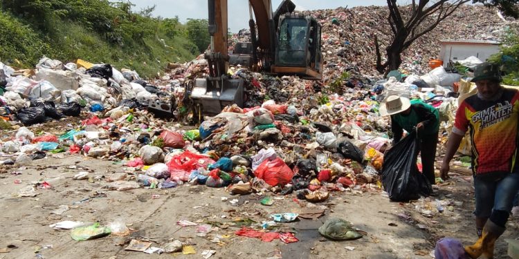 Kinerja Dinas Dipertanyakan: Bom Waktu Sampah di TPA Tambakrigadung Meluas Hingga 30 Meter