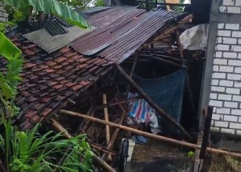 Angin Puting Beliung Memorakrandakan Rumah Warga Di Kecamatan Plumpang ,Dan Atap Berantakan