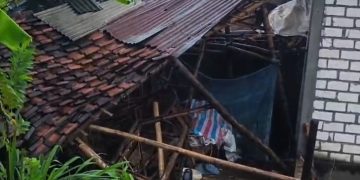 Angin Puting Beliung Memorakrandakan Rumah Warga Di Kecamatan Plumpang ,Dan Atap Berantakan