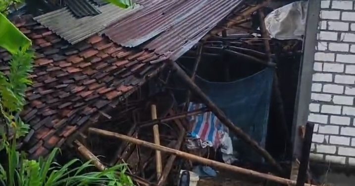 Angin Puting Beliung Memorakrandakan Rumah Warga Di Kecamatan Plumpang ,Dan Atap Berantakan