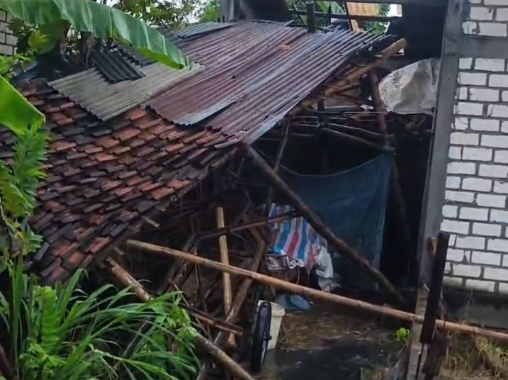 Angin Puting Beliung Memorakrandakan Rumah Warga Di Kecamatan Plumpang ,Dan Atap Berantakan