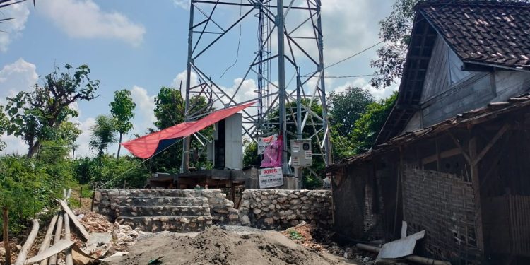 Pembangunan Tower Di Desa Ngandong, Kecamatan Grabakan, Kabupaten Tuban, Terkesan Ada Pembiaran Dari Dinas Terkait dan Penegak Hukum.