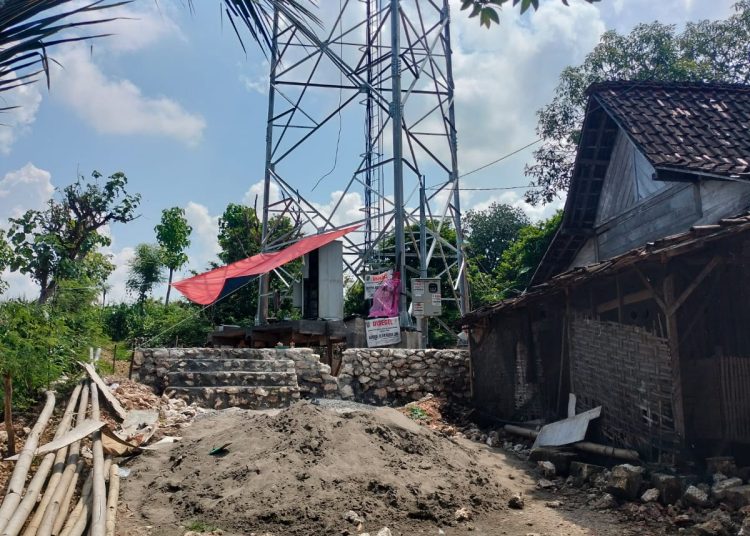 Pembangunan Tower Di Desa Ngandong, Kecamatan Grabakan, Kabupaten Tuban, Terkesan Ada Pembiaran Dari Dinas Terkait dan Penegak Hukum.