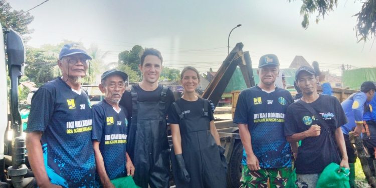 Relawan Kelurahan Babat Merujuk Pada Hari Bumi : Sampah Adalah Amanah