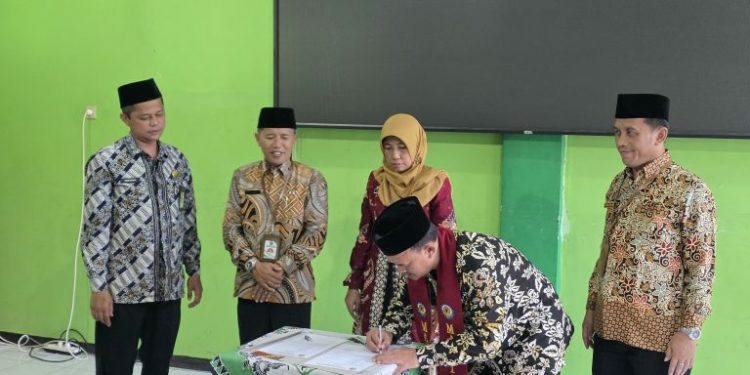 Serah Terima Jabatan Kepala Madrasah dan Kepala Tata Usaha MAN 1 Tuban