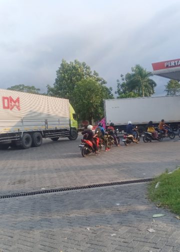 Kelangkaan Solar di Lamongan Picu Kemacetan, Antrean Truk Mengular di SPBU Plaosan Babat