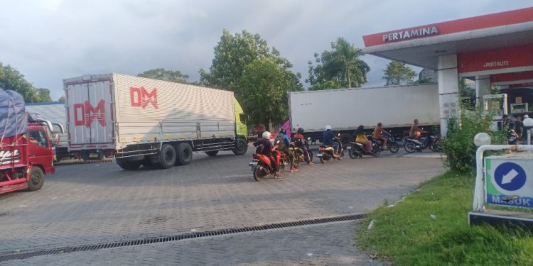 Kelangkaan Solar di Lamongan Picu Kemacetan, Antrean Truk Mengular di SPBU Plaosan Babat