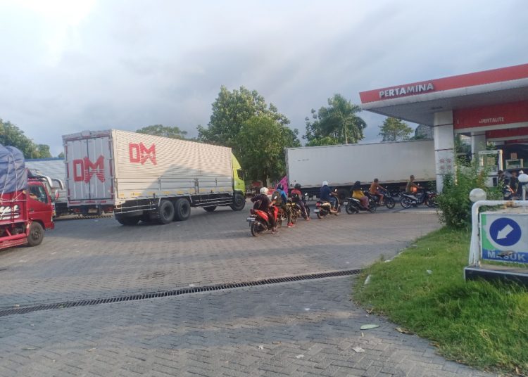 Kelangkaan Solar di Lamongan Picu Kemacetan, Antrean Truk Mengular di SPBU Plaosan Babat