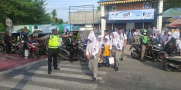 Sat Lantas Polres Langkat Hadir Atur Kepulangan Anak Sekolah, Wujudkan Kamseltibcar Lantas Yang Aman dan Kondusif
