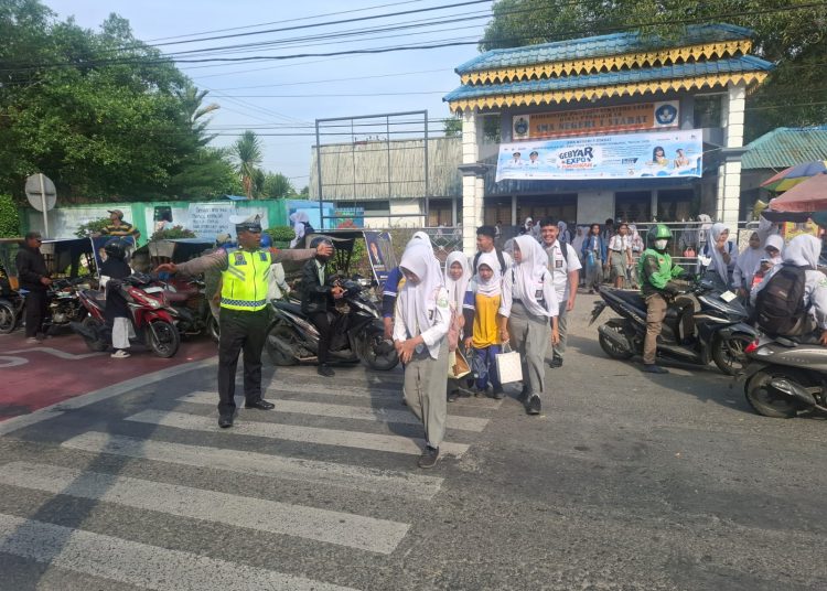 Sat Lantas Polres Langkat Hadir Atur Kepulangan Anak Sekolah, Wujudkan Kamseltibcar Lantas Yang Aman dan Kondusif