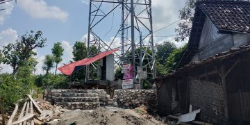 Pembangunan Tower Di Desa Ngandong, Kecamatan Grabakan, Kabupaten Tuban, Terkesan Ada Pembiaran Dari Dinas Terkait Dan Penegak Hukum.