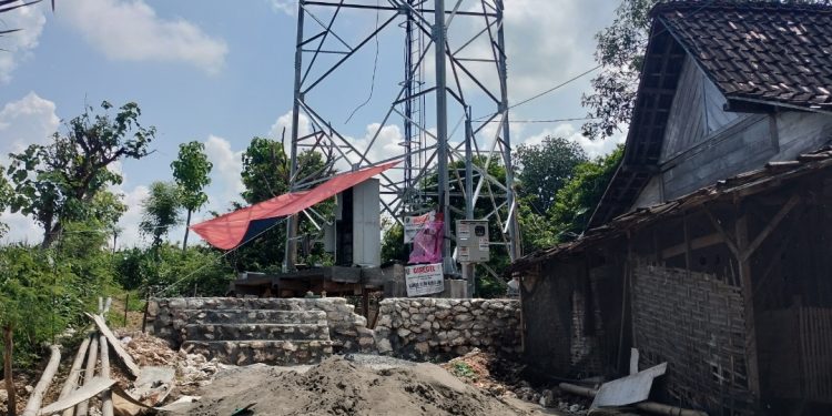 Pembangunan Tower Di Desa Ngandong, Kecamatan Grabakan, Kabupaten Tuban, Terkesan Ada Pembiaran Dari Dinas Terkait Dan Penegak Hukum.