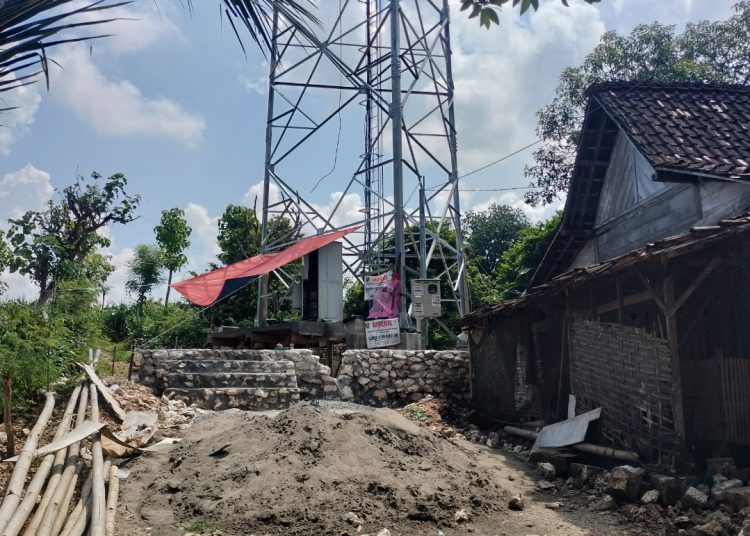 Pembangunan Tower Di Desa Ngandong, Kecamatan Grabakan, Kabupaten Tuban, Terkesan Ada Pembiaran Dari Dinas Terkait Dan Penegak Hukum.