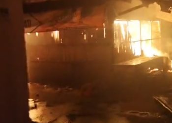 Kebakaran Pasar Baru Tuban Menghanguskan Beberapa Kios, Penyebab Kebakaran Masih Di Selidiki.