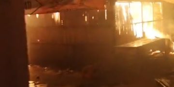 Kebakaran Pasar Baru Tuban Menghanguskan Beberapa Kios, Penyebab Kebakaran Masih Di Selidiki.