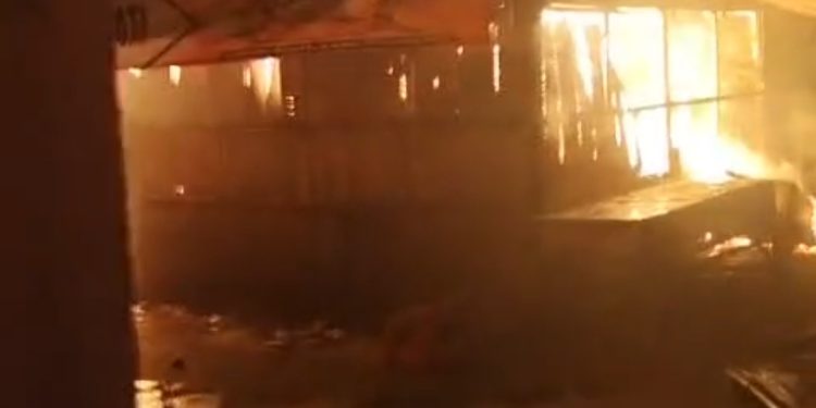 Kebakaran Pasar Baru Tuban Menghanguskan Beberapa Kios, Penyebab Kebakaran Masih Di Selidiki.