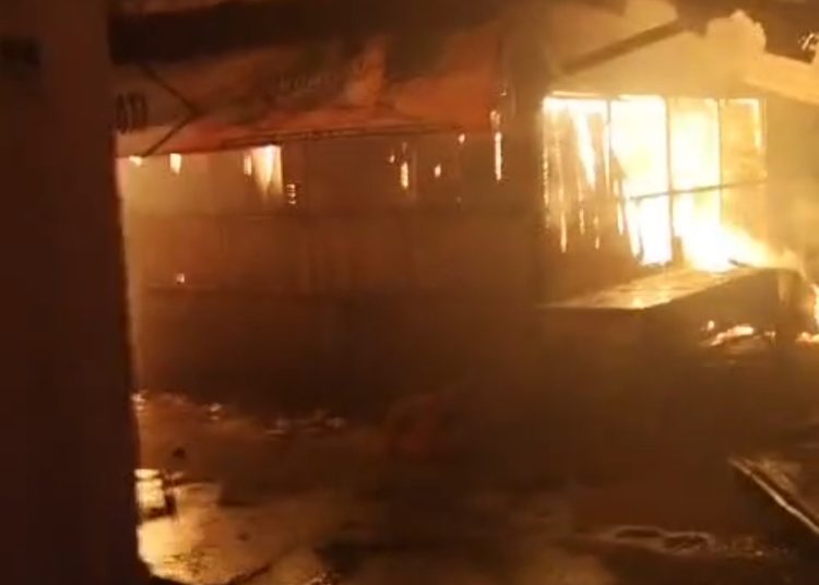 Kebakaran Pasar Baru Tuban Menghanguskan Beberapa Kios, Penyebab Kebakaran Masih Di Selidiki.