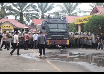 *Personel Polres Langkat Perdalam Latihan Sispam Kota, Kapolres Tekankan Kesiapsiagaan dan Pengamanan Humanis*