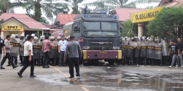 *Personel Polres Langkat Perdalam Latihan Sispam Kota, Kapolres Tekankan Kesiapsiagaan dan Pengamanan Humanis*