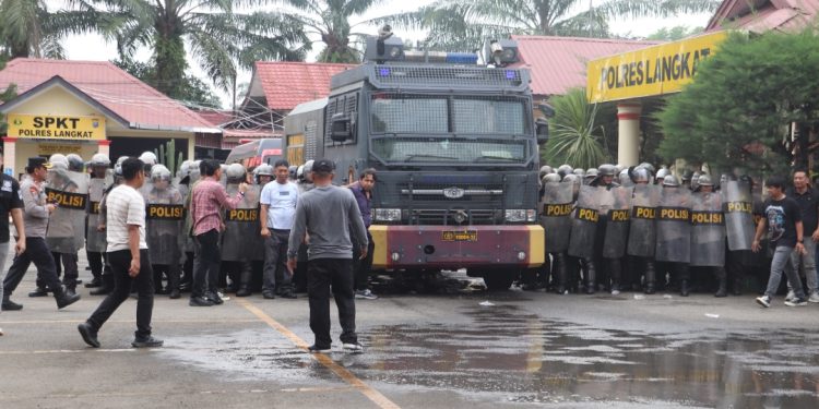 *Personel Polres Langkat Perdalam Latihan Sispam Kota, Kapolres Tekankan Kesiapsiagaan dan Pengamanan Humanis*