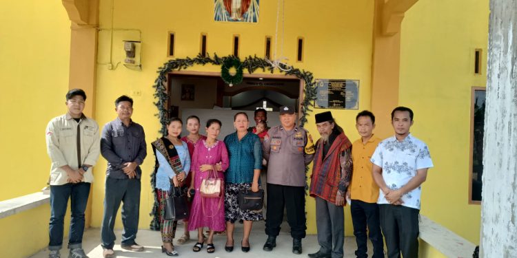 Polri Hadir Berikan Rasa Aman, Polsek Padang Tualang Amankan Ibadah Minggu Umat Kristiani