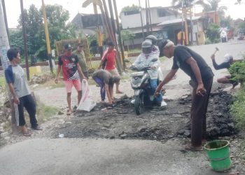 Memanfaatkan Tanah Urug Limbah, Kerjabakti Tambah Gairah Walau Udara Panas Gerah