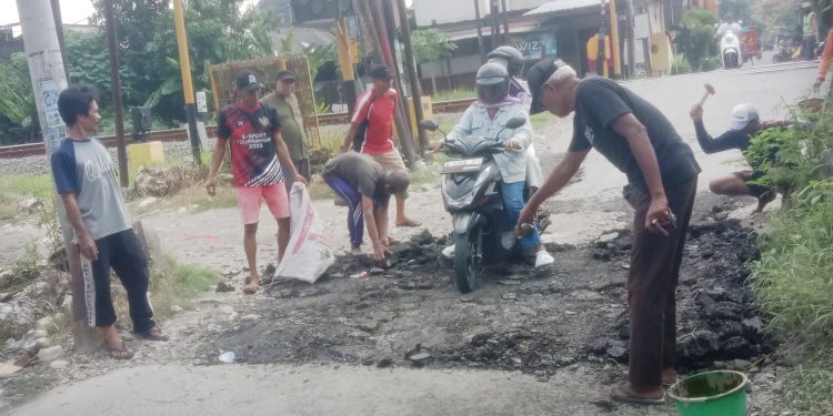 Memanfaatkan Tanah Urug Limbah, Kerjabakti Tambah Gairah Walau Udara Panas Gerah