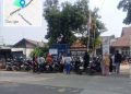 Ratusan Masyarakat Desa Cicadas Serbu Antri Sembako Di Balai Desa