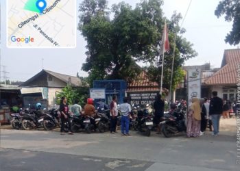 Ratusan Masyarakat Desa Cicadas Serbu Antri Sembako Di Balai Desa