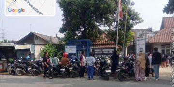 Ratusan Masyarakat Desa Cicadas Serbu Antri Sembako Di Balai Desa