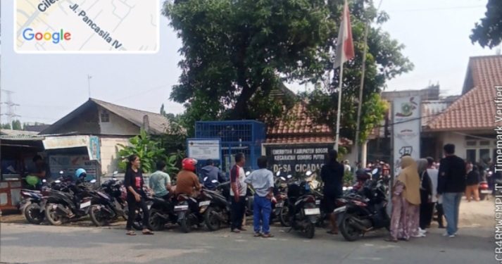 Ratusan Masyarakat Desa Cicadas Serbu Antri Sembako Di Balai Desa