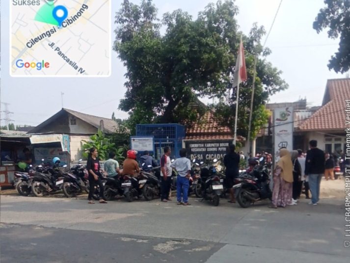 Ratusan Masyarakat Desa Cicadas Serbu Antri Sembako Di Balai Desa