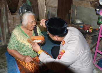 *Kapolres Langkat Tunjukkan Kepedulian terhadap Lansia di Secanggang, Humanisme Polri Hadir di Tengah Masyarakat*