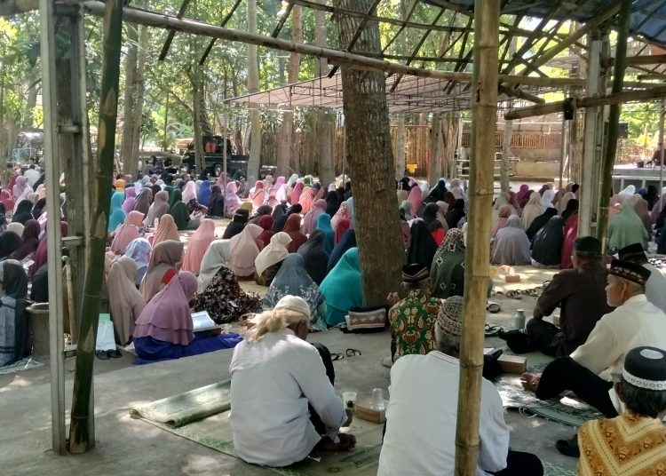 Ribuan Jama’ah Pengajian Ahad Kliwon Hadiri Ceramah Ustad Agus Salim Annas Fajar di Wisata Setren Opak Yogyakarta