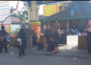 Semangat , Bantuan 666 Paket Sembako Dibagikan ke Warga Desa Ngadirejo Kecamatan Widang