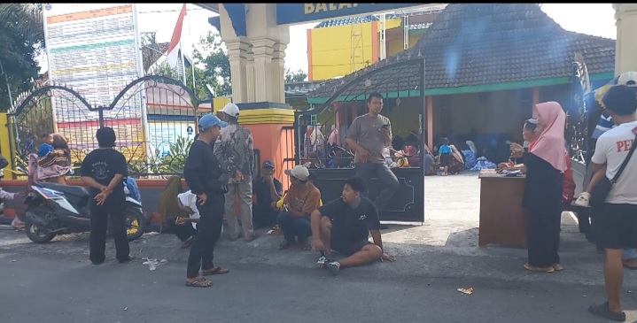 Semangat , Bantuan 666 Paket Sembako Dibagikan ke Warga Desa Ngadirejo Kecamatan Widang
