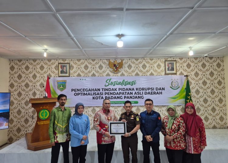 *Walikota Padang Panjang Beri Apresiasi dan Penghargaan Ke Kejari Padang Panjang*