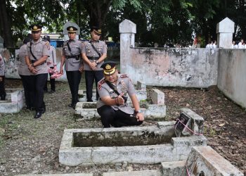 *Kapolres Langkat Pimpin Ziarah Rombongan di TMP Pangkalan Brandan, Wujud Penghormatan kepada Jasa Para Pahlawan*
