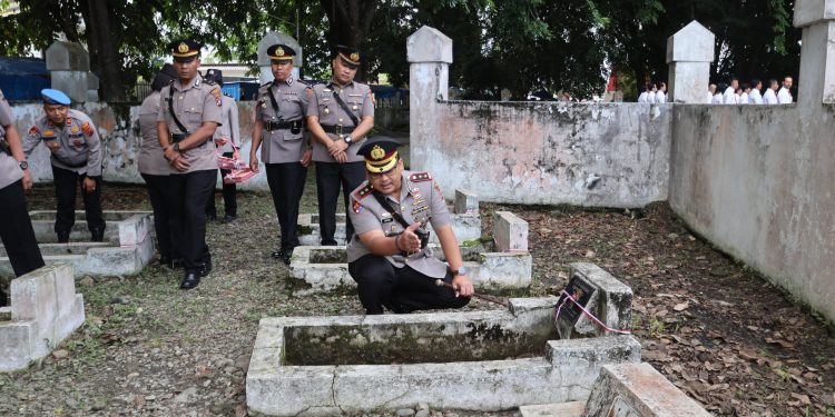 *Kapolres Langkat Pimpin Ziarah Rombongan di TMP Pangkalan Brandan, Wujud Penghormatan kepada Jasa Para Pahlawan*