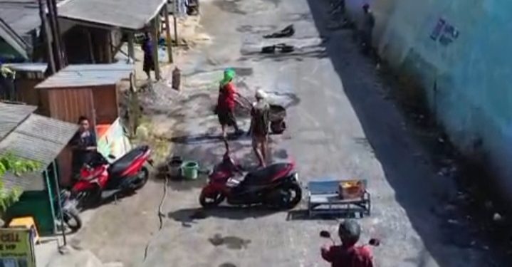 Kompak Sejumlah Warga Lingkungan Rt.3 Rw.7 Gerdu Kelurahan Banaran Perbaikan Jalan .