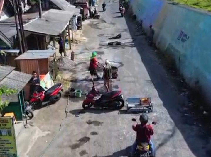 Kompak Sejumlah Warga Lingkungan Rt.3 Rw.7 Gerdu Kelurahan Banaran Perbaikan Jalan .