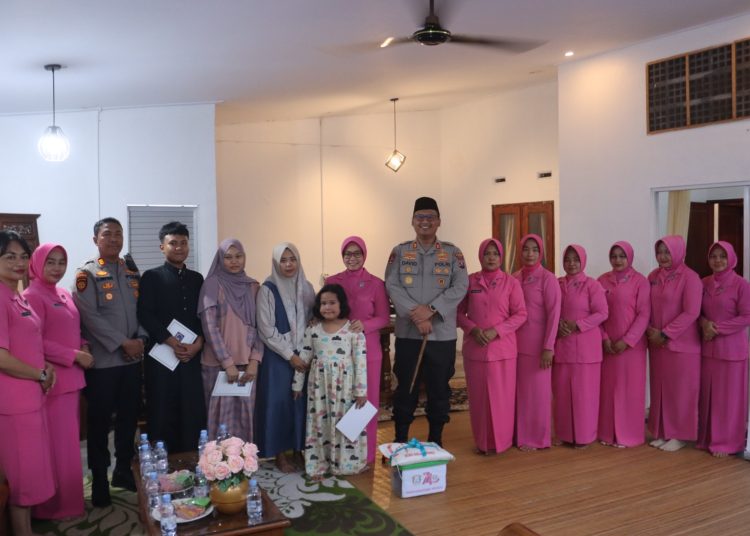 Wujud Kepedulian, Kapolres langkat Berikan Tali Asih Kepada Istri Personel Polri Yang Suaminya Telah Meninggal Dunia
